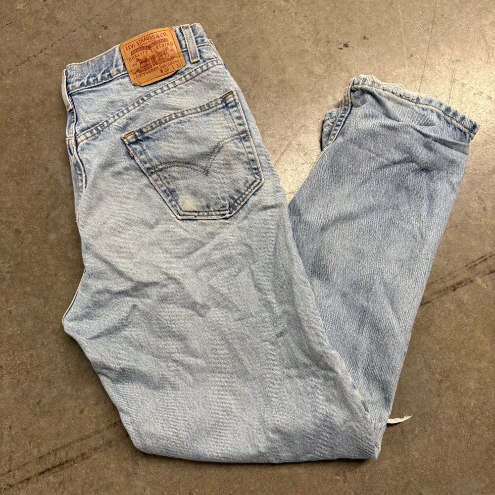 Levis Relaxed Straight Leg Jeans 36x32 Light Wash Distressed Denim‎ Vintage W36